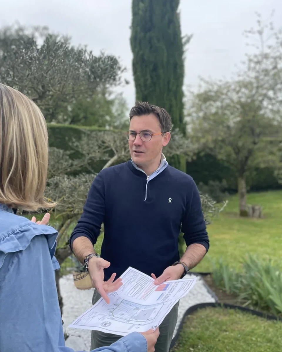 Jonathan LE CHAPOIS en echange avec une cliente